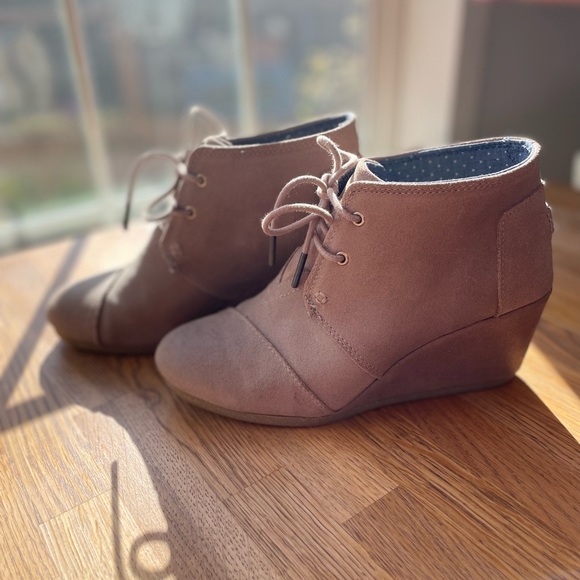 TOMS Wedge Ankle Boot: Light Grey w/laces. Sz 7.5 - Picture 4 of 5